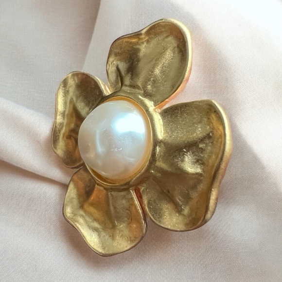 Vintage 80s GIVENCHY Matte Gold Plated Flower Pearl Clip On Statement Earrings - Picture 13 of 17